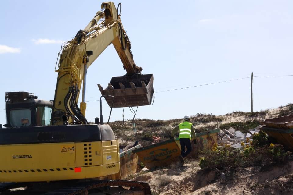 Aluguel de máquinas para demolição industrial