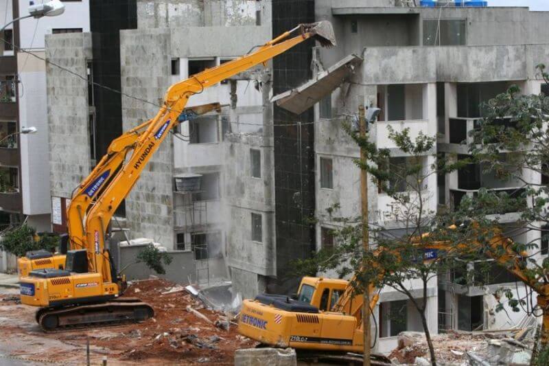 Aluguel de máquinas para demolição controlada