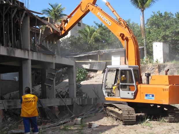 Locação de escavadeira para demolição industrial