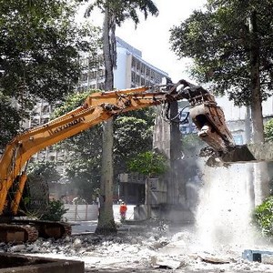 Locação de escavadeira para demolição controlada